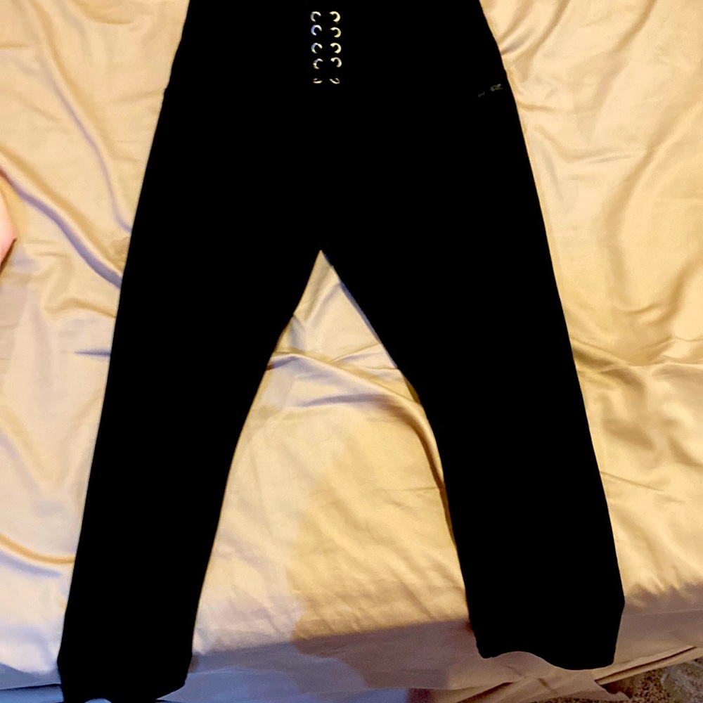 Their black athletic leggings their a size small and their super cute